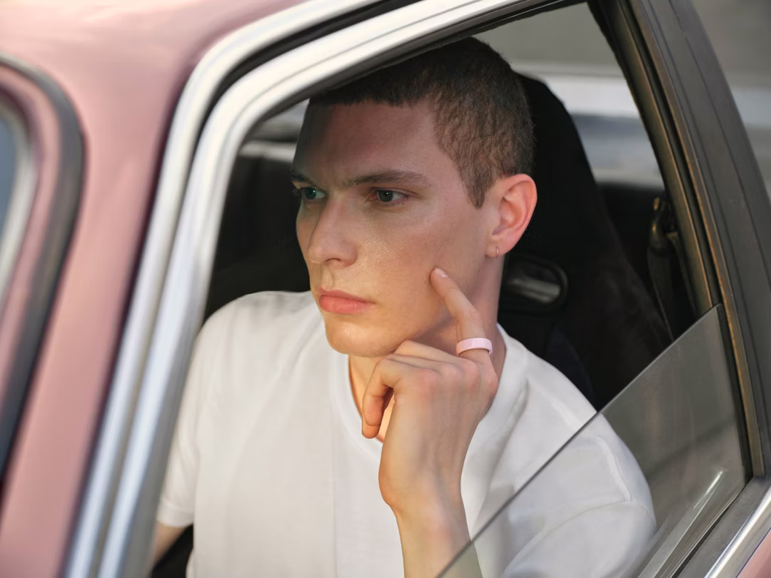 A person wearing an Oura Ring 4 Ceramic in Petal finish