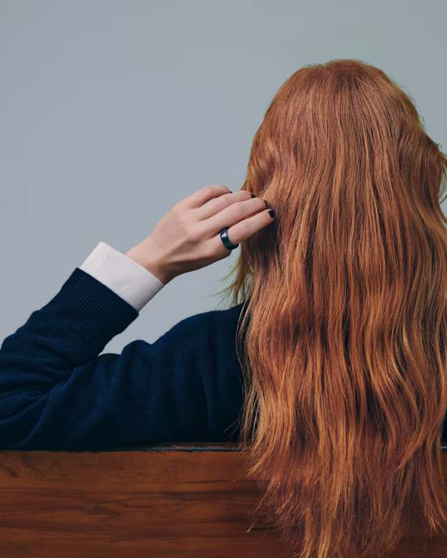 A person wearing an Oura Ring 4 Ceramic in Midnight finish