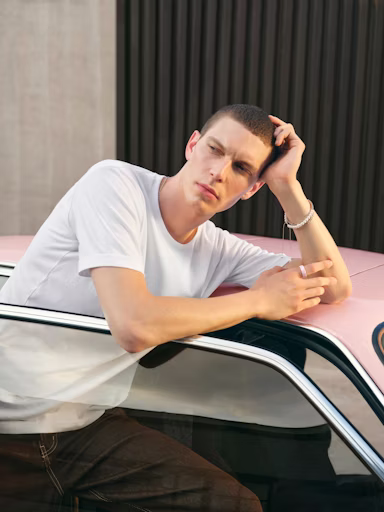 A person wearing an Oura Ring 4 Ceramic in Petal finish