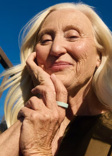 A person wearing an Oura Ring 4 Ceramic in Tide finish