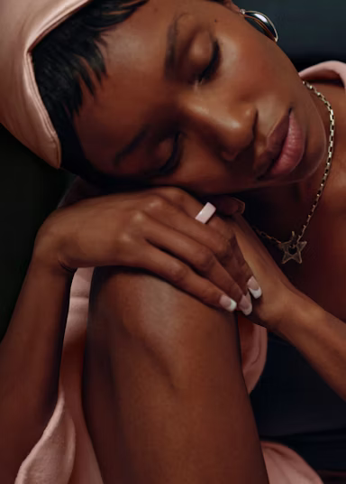 A person wearing an Oura Ring 4 Ceramic in Petal finish