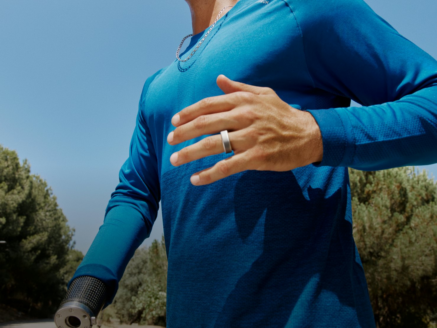 Man wearing an Oura Ring while running outside